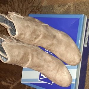 Women's Suede White Mountain boots
